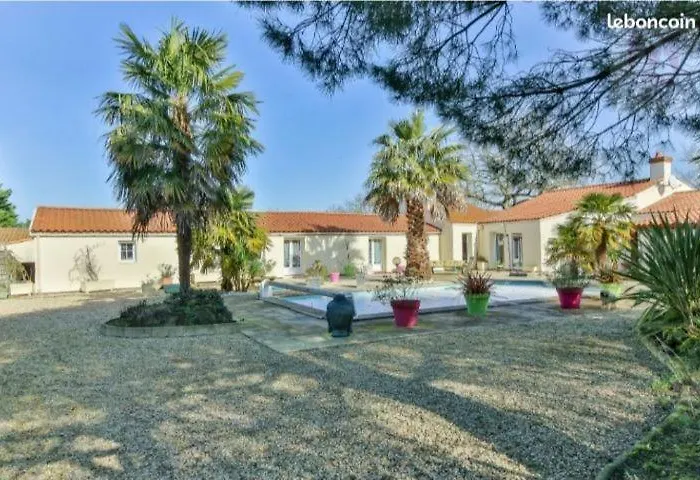 Des Colombieres Piscine &